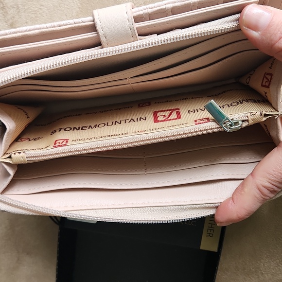 NWT ❗️ Stone Mountain blush tooled wristlet bonded leather - Picture 10 of 12